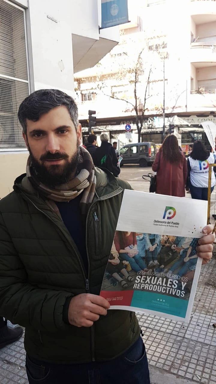 En este momento estás viendo Repartiendo Guías de Derechos Sexuales y Reproductivos en los colegios porteños